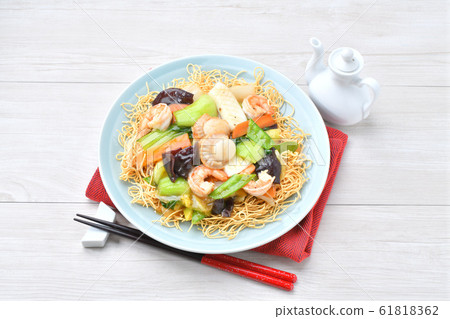 Seafood (five eyes) Chinese bean, kata yakisoba. Ankake soba noodles with seafood and vegetables 61818362