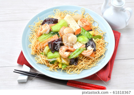 Seafood (five eyes) Chinese bean, kata yakisoba. Ankake soba noodles with seafood and vegetables 61818367