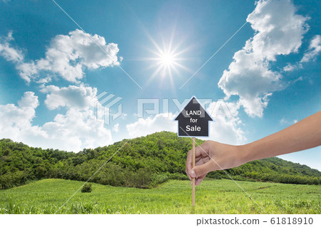 House symbol with location pin and Empty dry House symbol with location pin and Empty dry 61818910