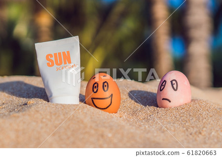 Sunburned egg smeared the sun screen, and the burnt egg was not smeared. Burned in the sun, cream from the sun Sunburned egg smeared the sun screen, and the burnt egg was not smeared. Burned in the sun, cream from the sun 61820663