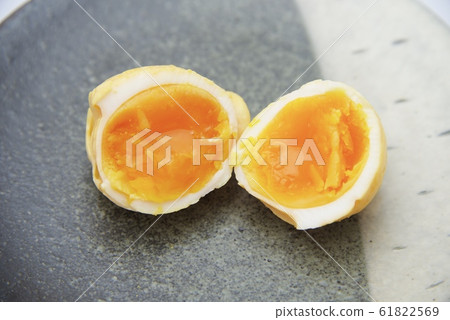 Image of smoked boiled egg 61822569