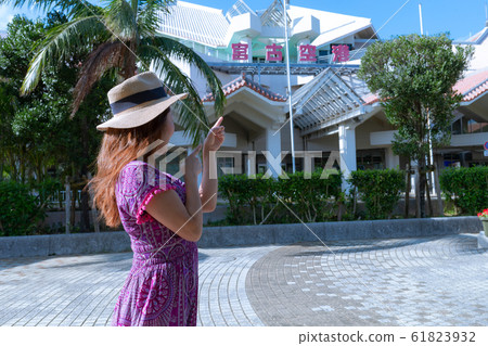 A girl who traveled alone to the southern island 61823932
