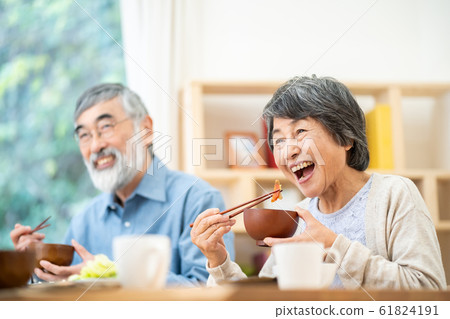 年長夫婦一對 年長夫婦一對 61824191