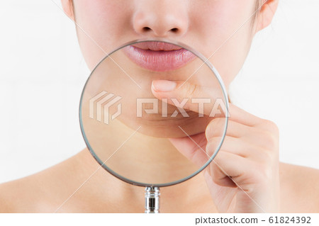 放大鏡/女人採摘下巴 61824392