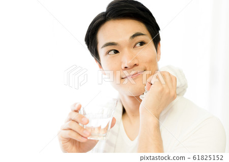 Hydration (young men, mineral water, glasses, health care 61825152