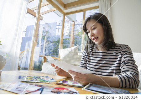 Mother organizing child pictures Mother organizing child pictures 61826014