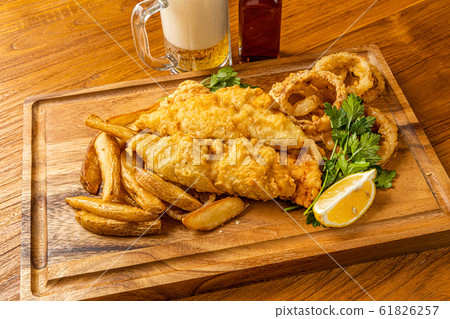 魚和薯條典型的英國炸魚加炸土豆片 61826257
