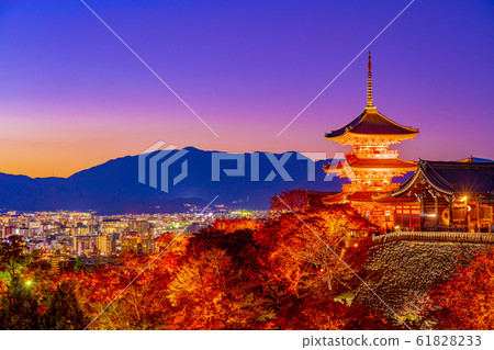 京都秋天清水寺三重寶塔 61828233