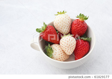 Red and white strawberries packed in a mug Red and white strawberries packed in a mug 61829177