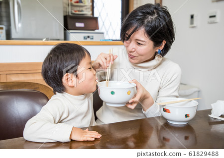父母和孩子共進午餐 父母和孩子共進午餐 61829488