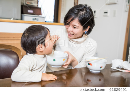 父母和孩子共進午餐 61829491