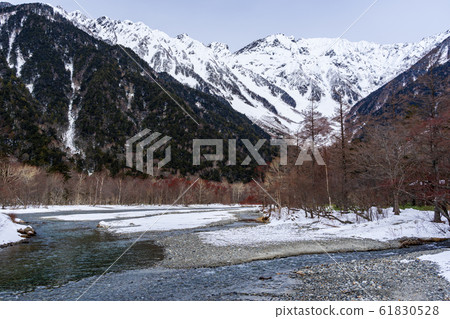 [長野縣]冬天的上高地，從河橋眺望 61830528