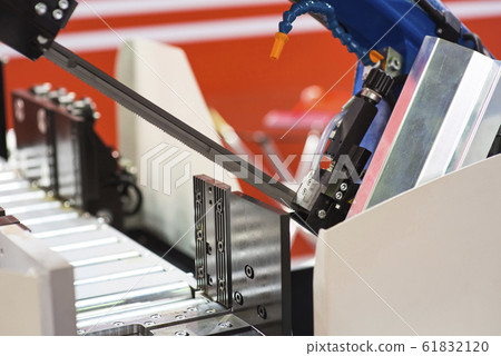 Molding made with 3D printing inserted into an injection molding machine to realize small series of metal products Molding made with 3D printing inserted into an injection molding machine to realize small series of metal products 61832120