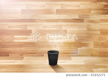 表與木紋背景上的咖啡杯 表與木紋背景上的咖啡杯 61832271