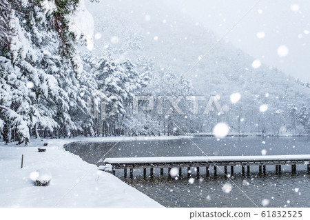 Lake Kizaki (Winter) 61832525