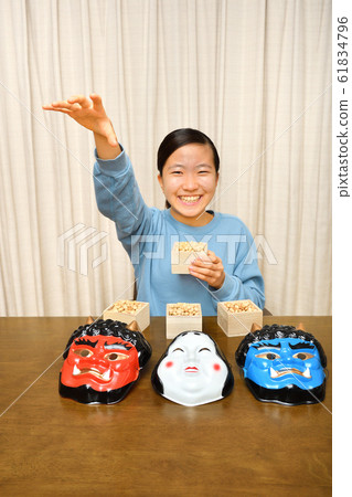 Girl enjoying setsubun 61834796