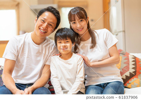 Family, parent and child, family, boy, living room Family, parent and child, family, boy, living room 61837906