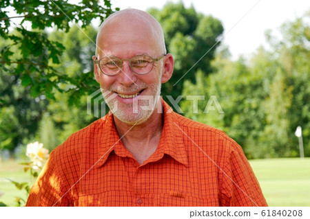 Portrait a senior man with glasses Portrait a senior man with glasses 61840208