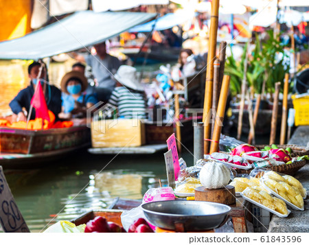 Thai Floating Market @ Damnoen Saduak 61843596