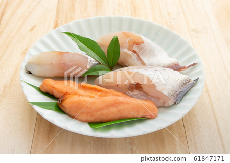 Raw pollock 61847171