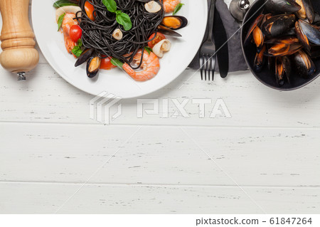 Black seafood spaghetti pasta Black seafood spaghetti pasta 61847264