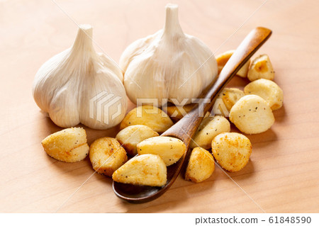 Fried raw garlic and garlic 61848590