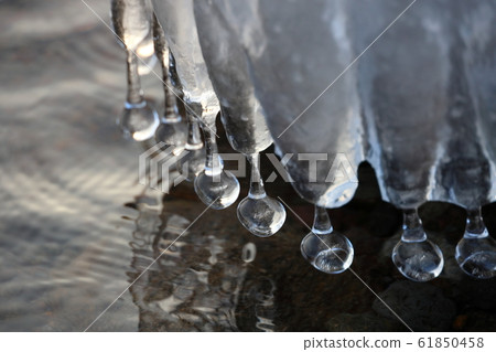 Mysterious icicle 61850458