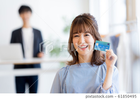 購物和信用卡的年輕女子 61850495