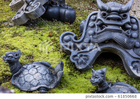 Tomoin-in, oni tile on moss floor Tomoin-in, oni tile on moss floor 61850668