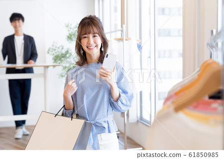 年輕的女人，購物，智能手機 61850985