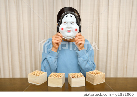 A girl enjoying Setsubun (mask) 61851000