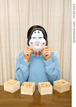 A girl enjoying Setsubun (mask) A girl enjoying Setsubun (mask) 61851021