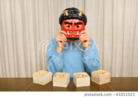 A girl enjoying Setsubun (mask) A girl enjoying Setsubun (mask) 61851023