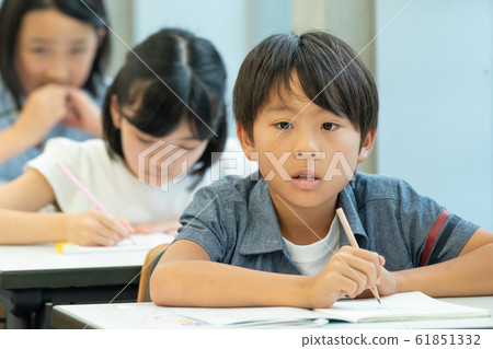小學學校班級課堂學校生活形象 61851332