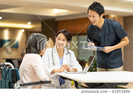 Nursing facility Female doctor Medical examination Senior doctor Wheelchair Medical image 61853899