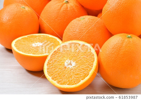 Note) Skin scratches are corrected by retouching. Oranges, fruits, fruits, navel oranges, citrus. 61853987