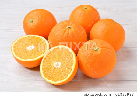 Note) Skin scratches are corrected by retouching. Oranges, fruits, fruits, navel oranges, citrus. 61853988