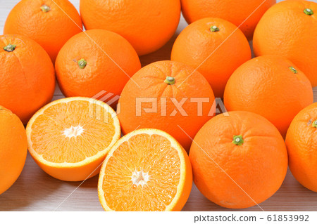 注意）皮膚刮痕可通過潤飾進行校正。橘子，水果，水果，臍橙，柑橘。 61853992