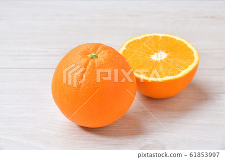 注意）皮膚刮痕可通過潤飾進行校正。橘子，水果，水果，臍橙，柑橘。 61853997