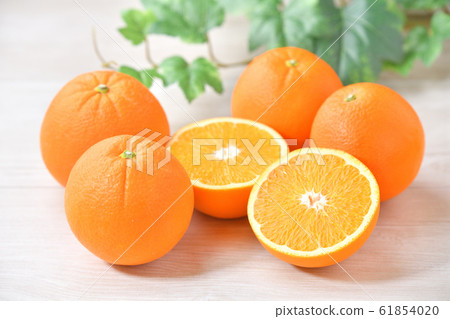 Note) Skin scratches are corrected by retouching. Oranges, fruits, fruits, navel oranges, citrus. 61854020