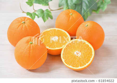 Note) Skin scratches are corrected by retouching. Oranges, fruits, fruits, navel oranges, citrus. 61854022