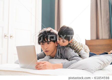 Young parents, holidays, good friends, personal computers Young parents, holidays, good friends, personal computers 61854598