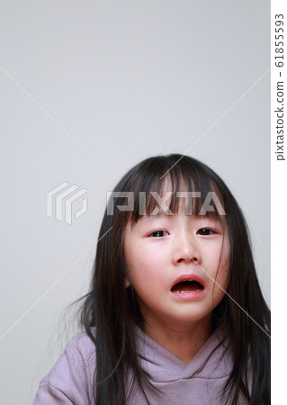 Cry (tears girl kindergarten japanese person copy space painful painful crying face failure anxiety sickness injury) 61855593