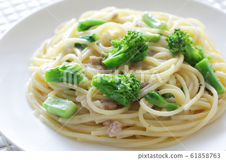 Spring pasta with green vegetable rape 61858763