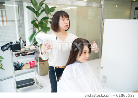 高級的女人在一家美容院做頭髮護理 61863552