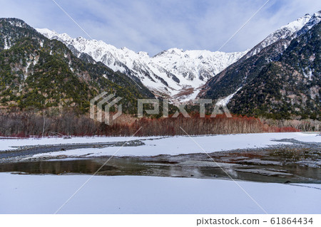 [長野縣]冬季上高地北阿爾卑斯山和梓河 61864434