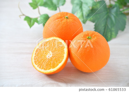 注意）皮膚刮痕可通過潤飾進行校正。橘子，水果，水果，臍橙，柑橘。 61865533