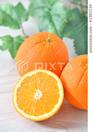 注意）皮膚刮痕可通過潤飾進行校正。橘子，水果，水果，臍橙，柑橘。 61865534