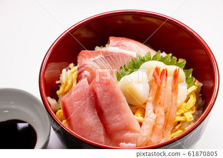 Seafood chirashi sushi. 61870805