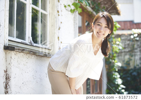 年輕的女士 61873572